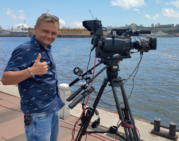 Михаил Морозов у профессиональной видеокамеры на набережной